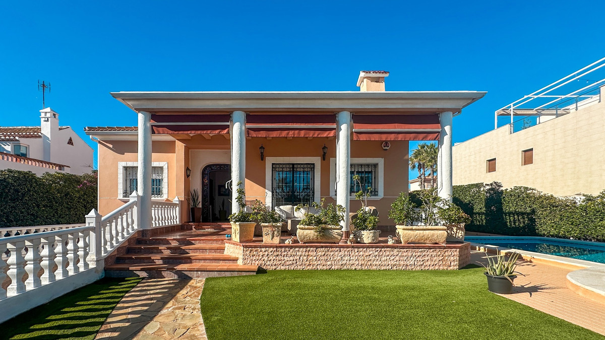 House – Detached Villa in Torrevieja