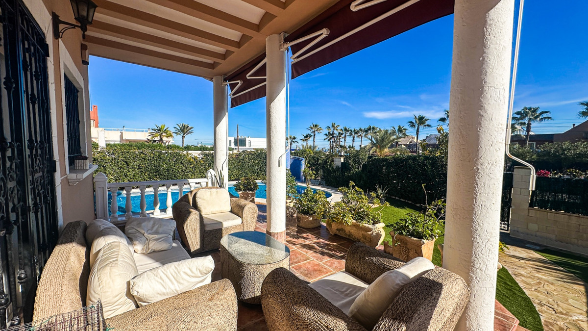 House – Detached Villa in Torrevieja