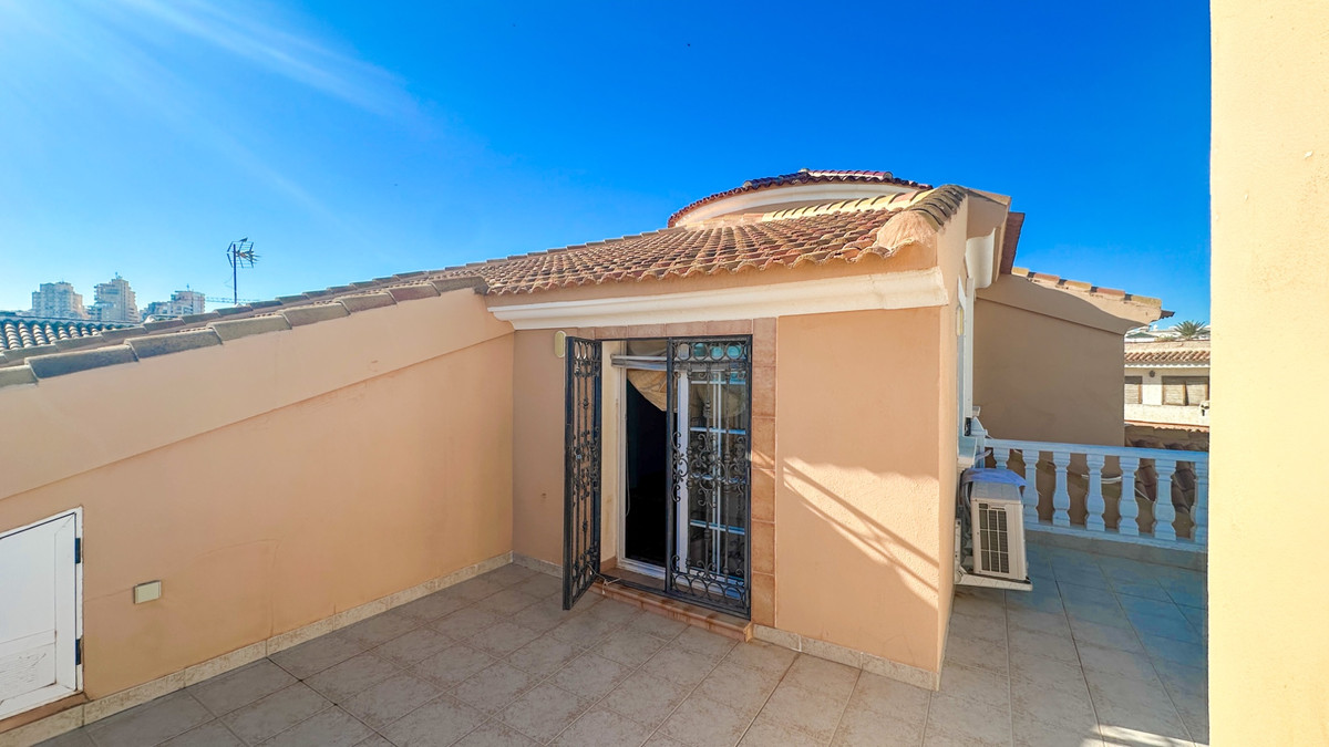 House – Detached Villa in Torrevieja