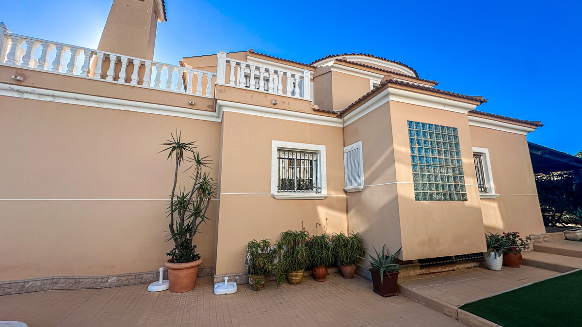 House – Detached Villa in Torrevieja