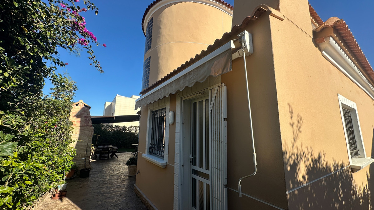 House – Detached Villa in Torrevieja