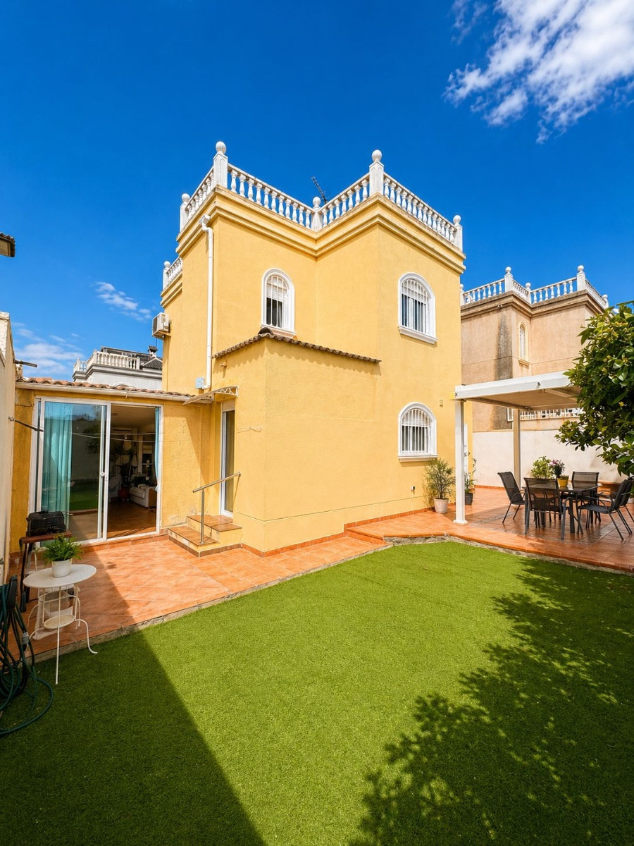 ShowFeedImage House – Detached Villa in Torrevieja