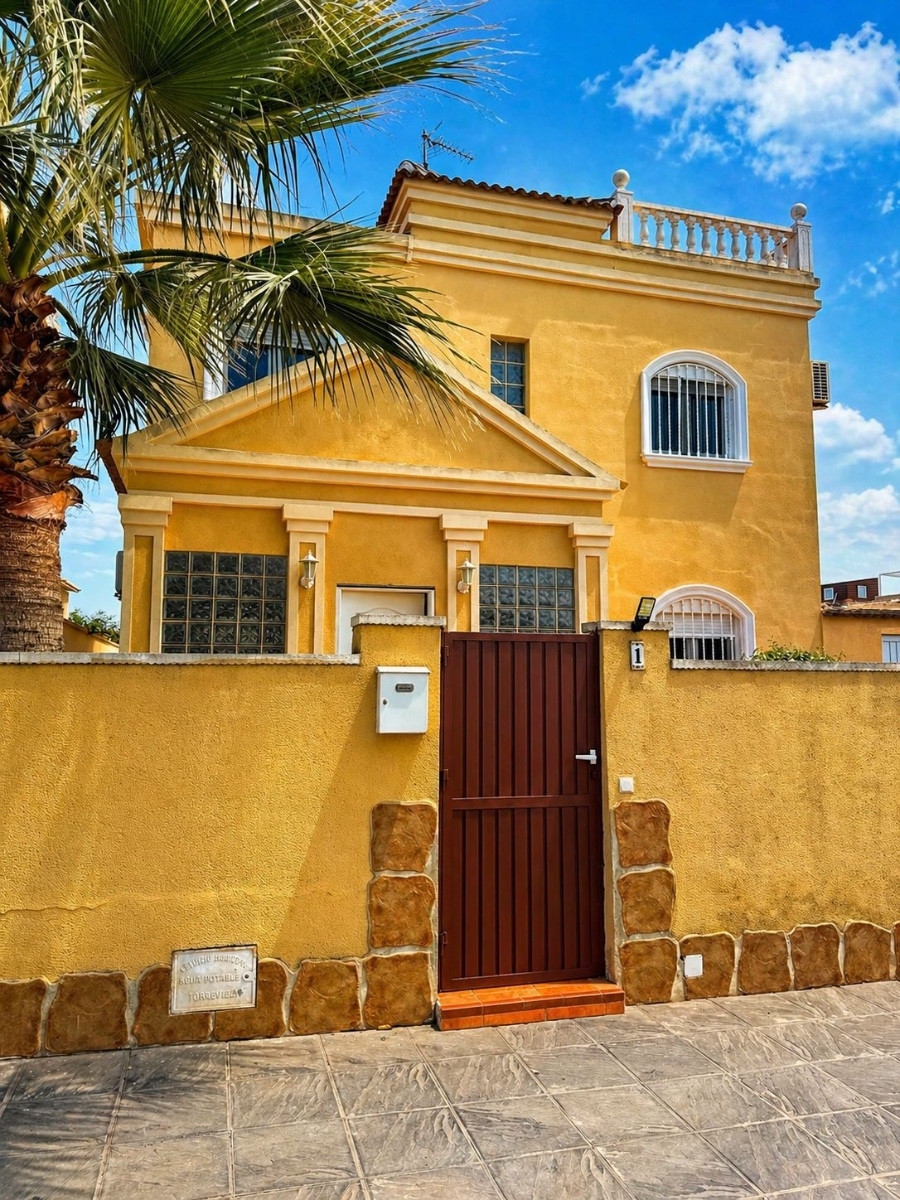 ShowFeedImage House – Detached Villa in Torrevieja