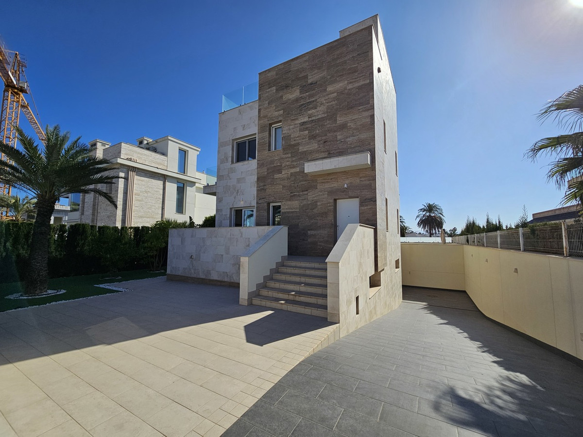 ShowFeedImage House – Detached Villa in Orihuela