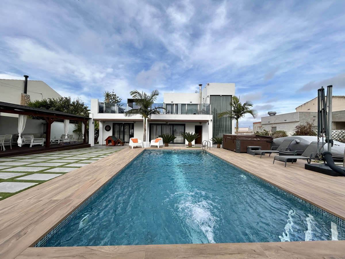 ShowFeedImage House – Detached Villa in Orihuela