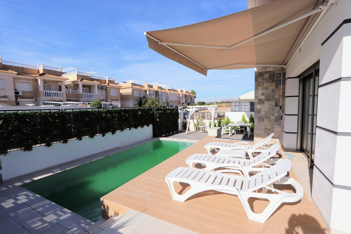 ShowFeedImage House – Detached Villa in Los Alcazares
