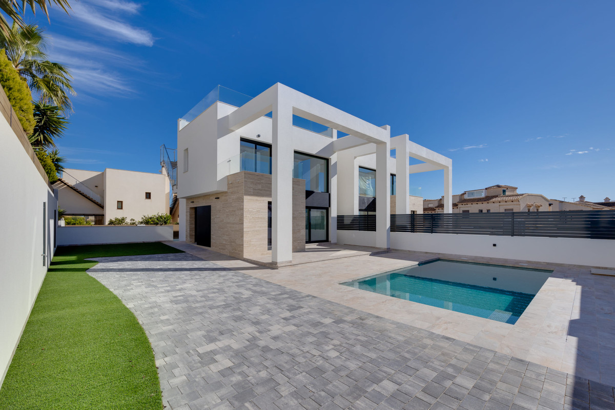 ShowFeedImage House – Detached Villa in Torrevieja