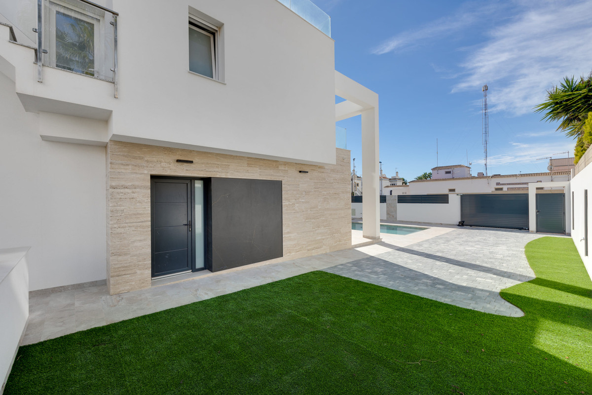 ShowFeedImage House – Detached Villa in Torrevieja