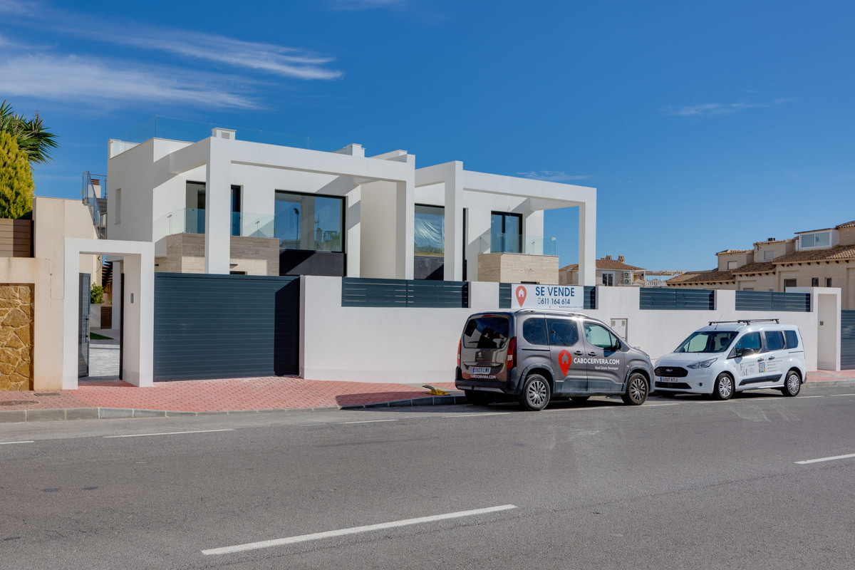ShowFeedImage House – Detached Villa in Torrevieja