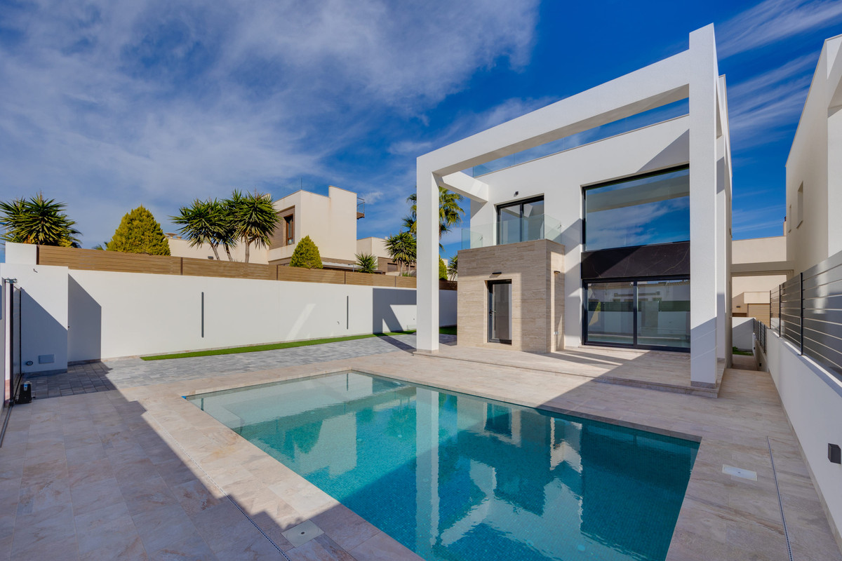ShowFeedImage House – Detached Villa in Torrevieja