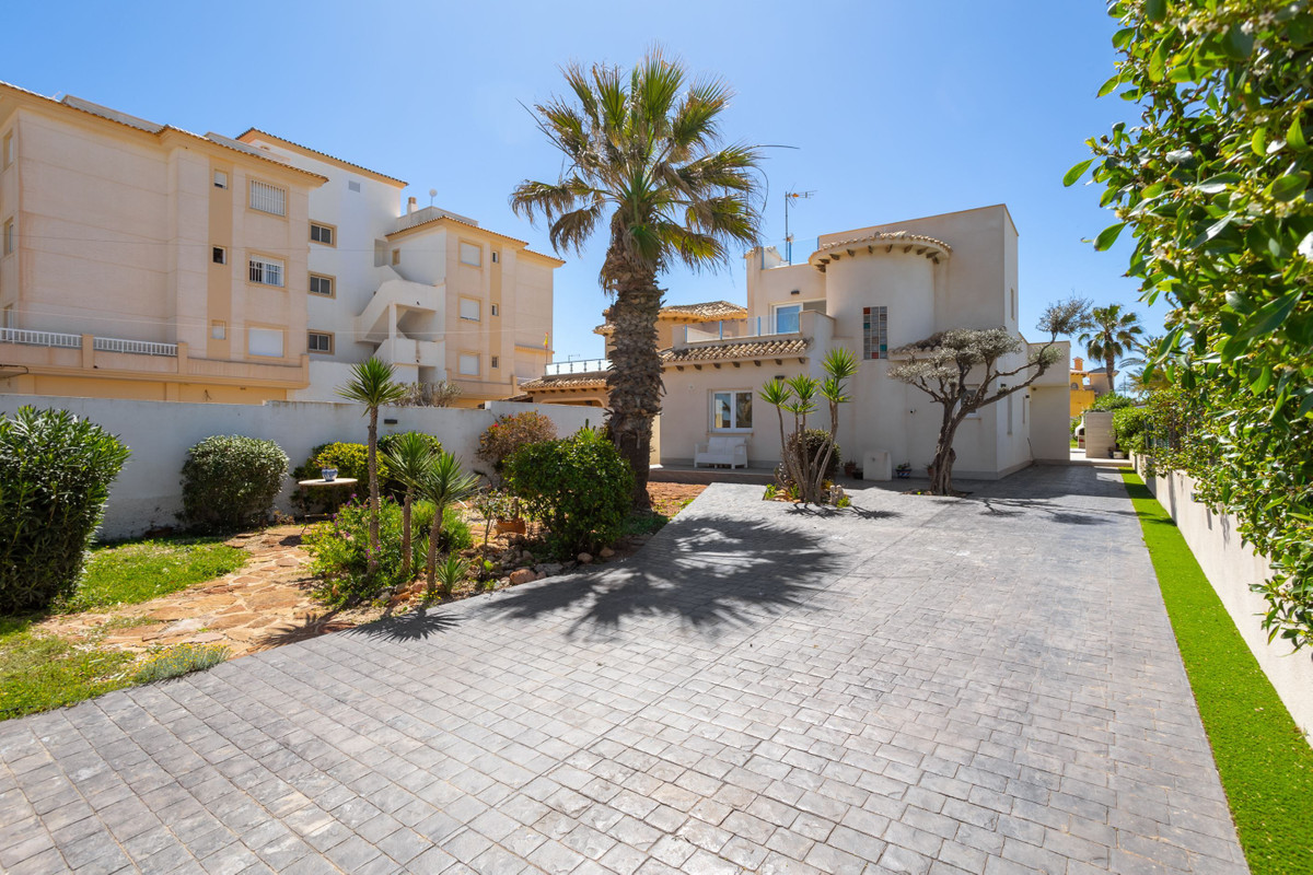 ShowFeedImage House – Detached Villa in Orihuela