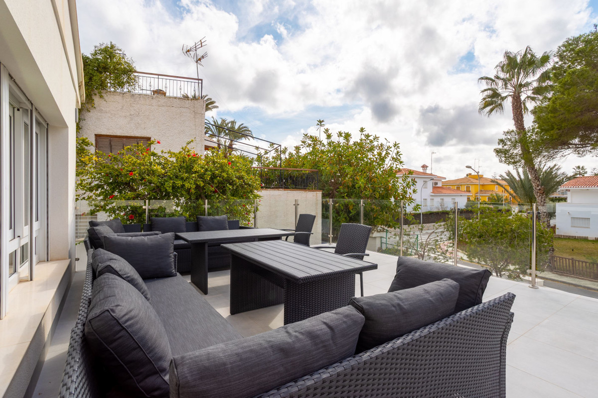 ShowFeedImage House – Detached Villa in Orihuela