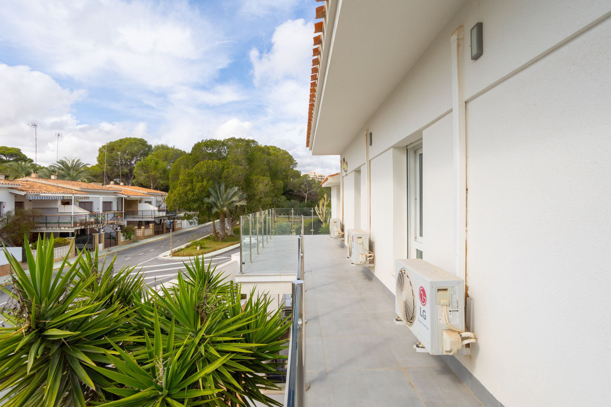 ShowFeedImage House – Detached Villa in Orihuela