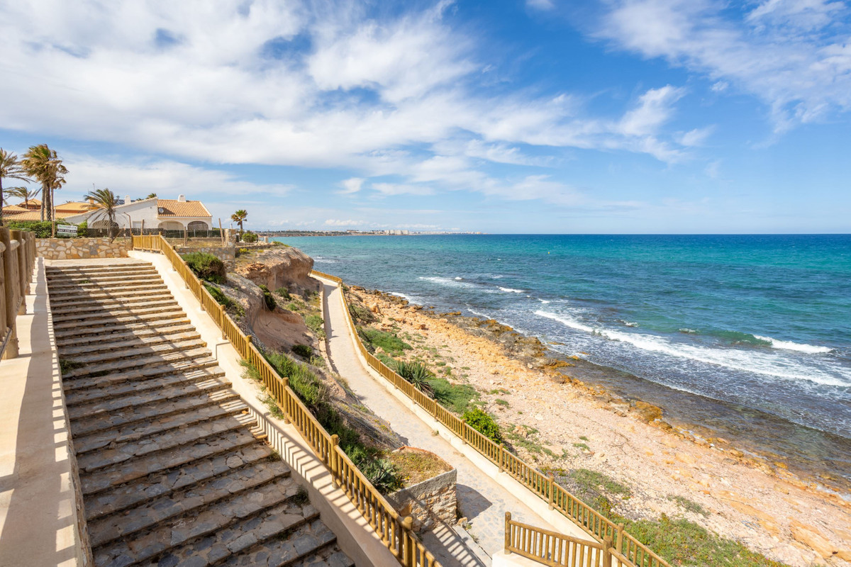 ShowFeedImage House – Detached Villa in Orihuela