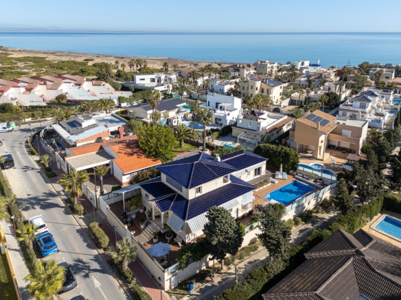 House – Detached Villa in Torrevieja