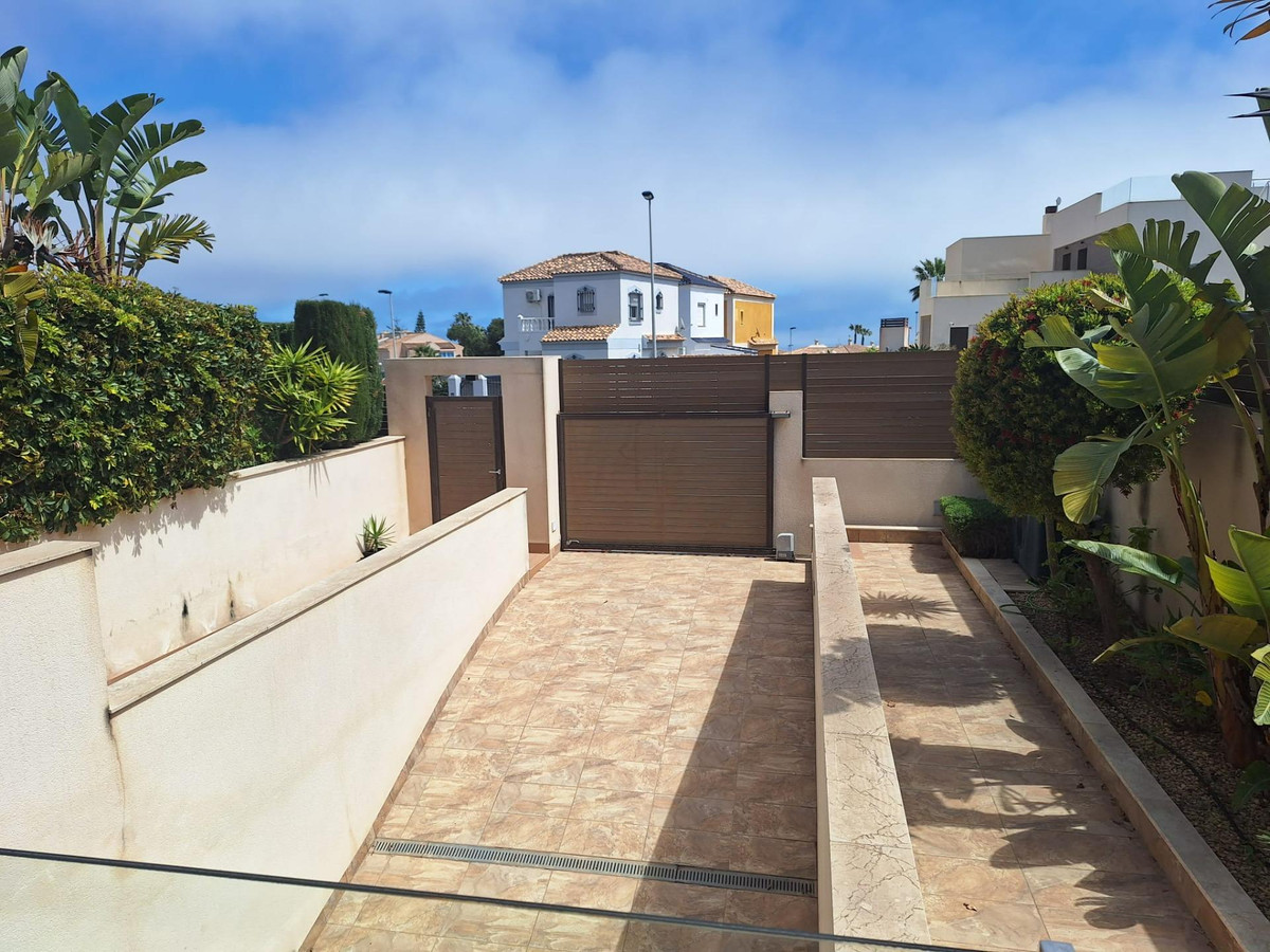 House – Detached Villa in Torrevieja