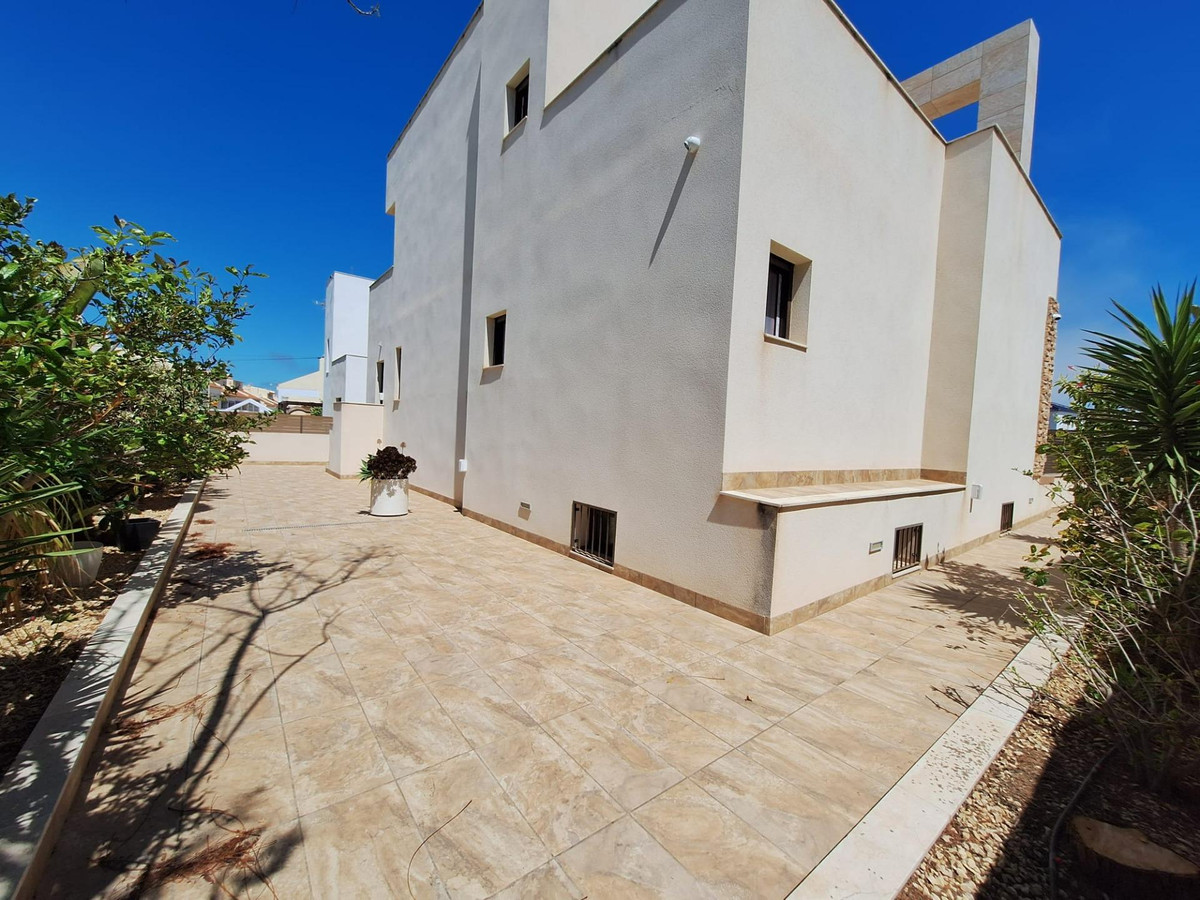 House – Detached Villa in Torrevieja