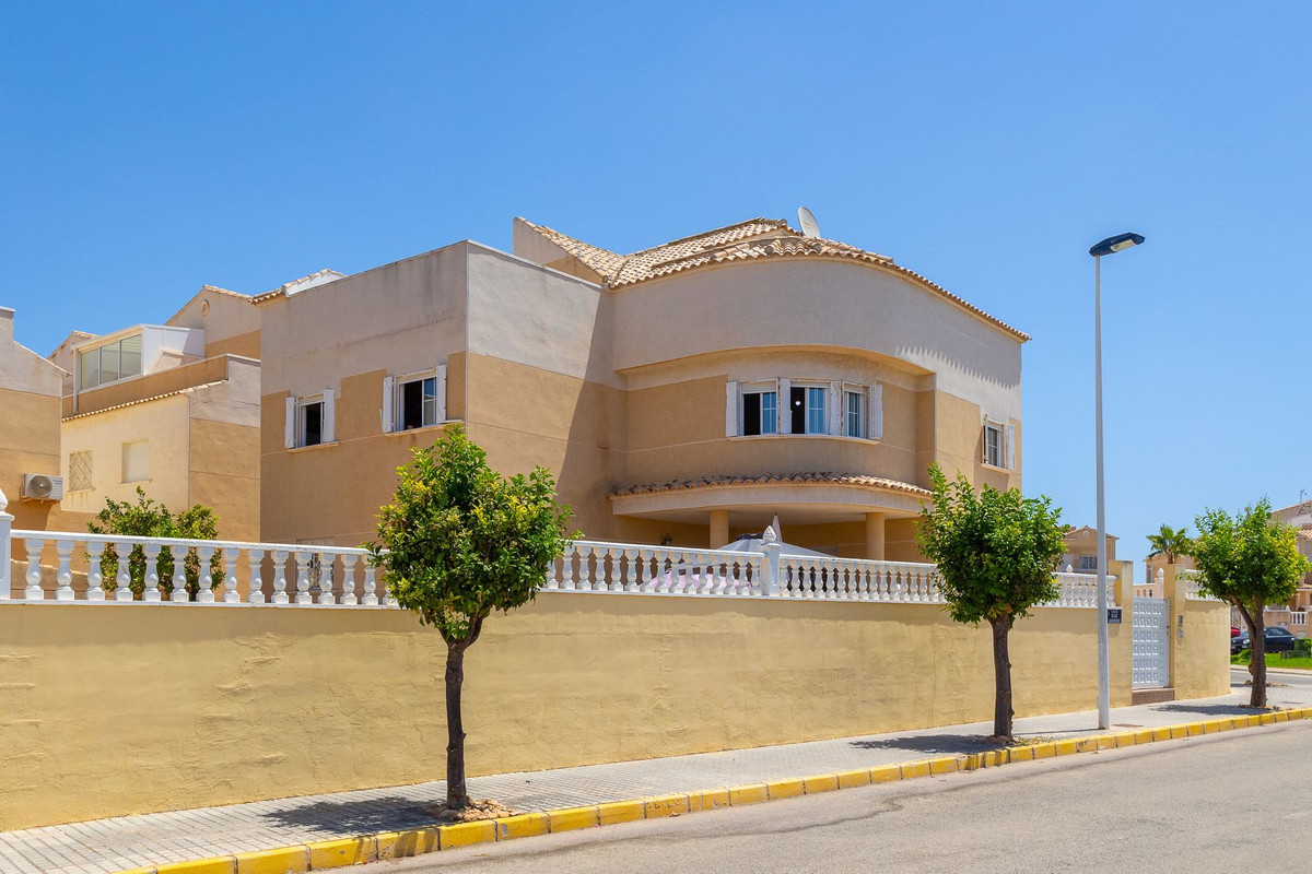 ShowFeedImage House – Detached Villa in Torrevieja