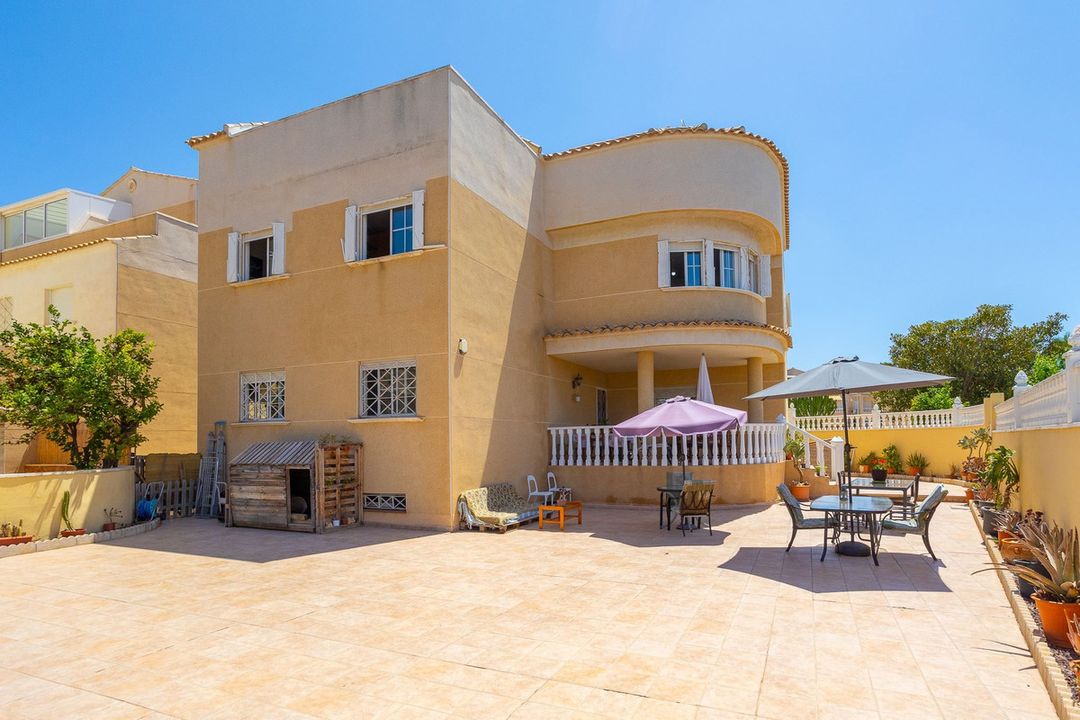 ShowFeedImage House – Detached Villa in Torrevieja