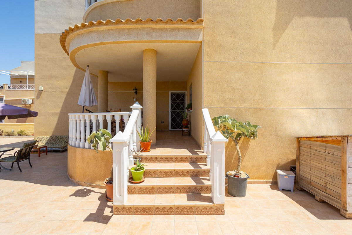ShowFeedImage House – Detached Villa in Torrevieja