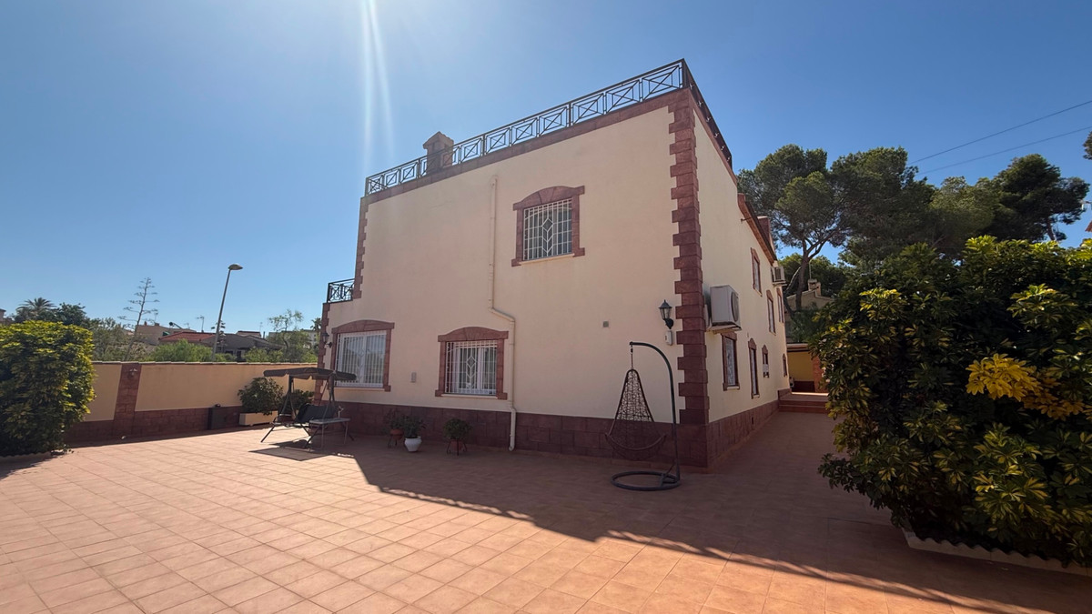 House – Detached Villa in Torrevieja
