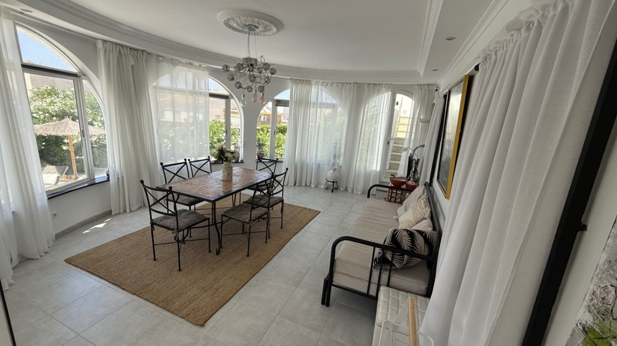 ShowFeedImage House – Detached Villa in Torrevieja