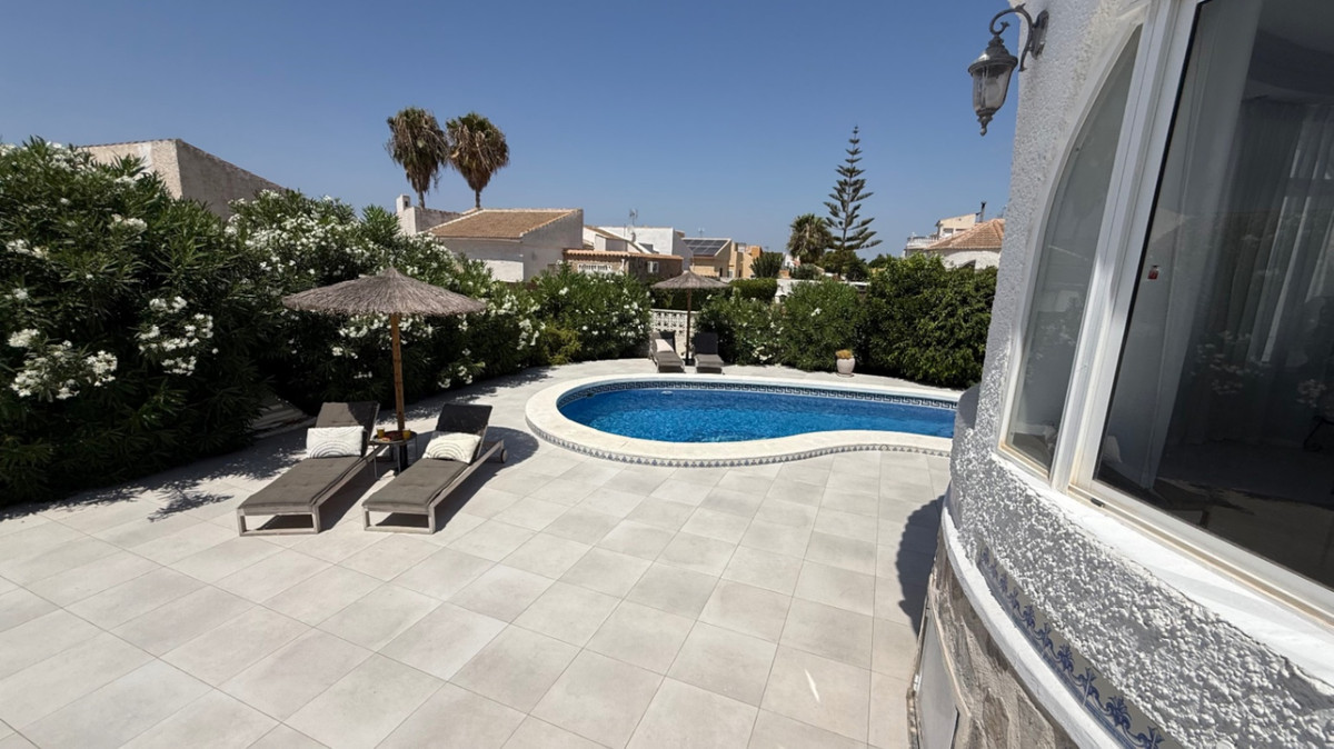 ShowFeedImage House – Detached Villa in Torrevieja