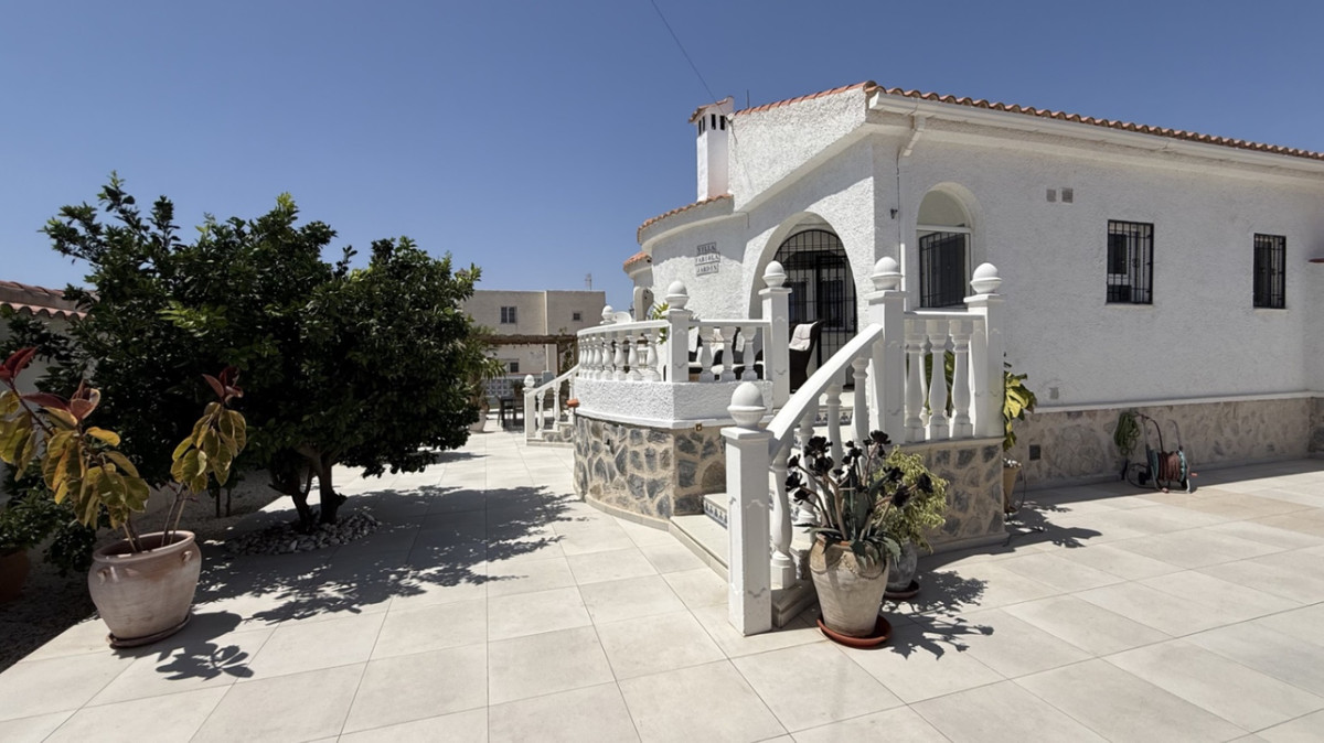 ShowFeedImage House – Detached Villa in Torrevieja