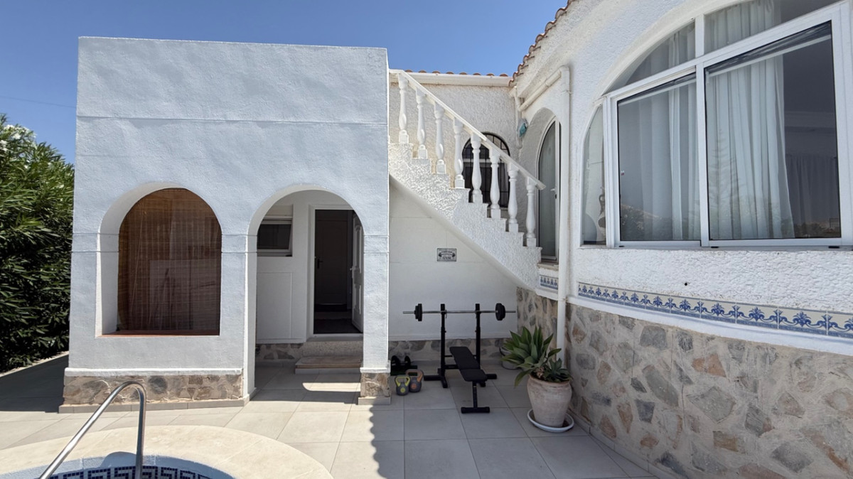 ShowFeedImage House – Detached Villa in Torrevieja