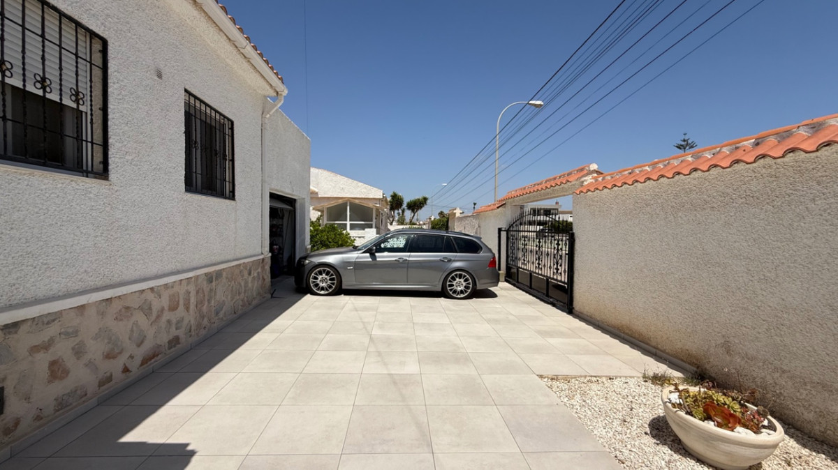ShowFeedImage House – Detached Villa in Torrevieja