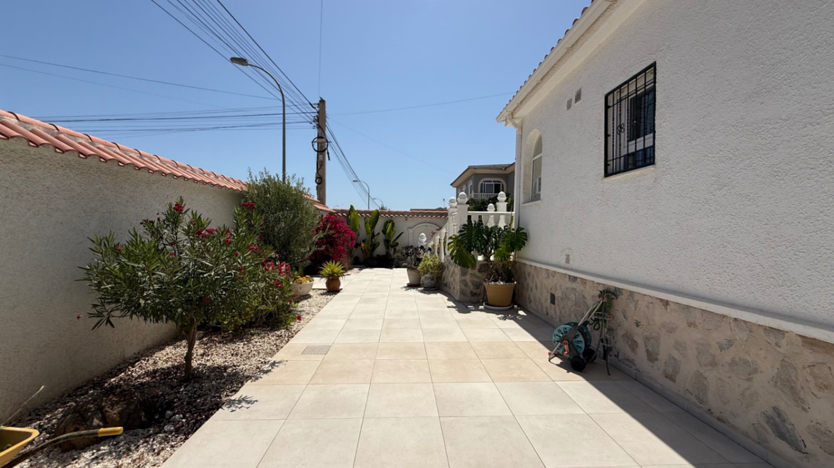 ShowFeedImage House – Detached Villa in Torrevieja