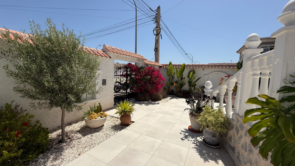 ShowFeedImage House – Detached Villa in Torrevieja