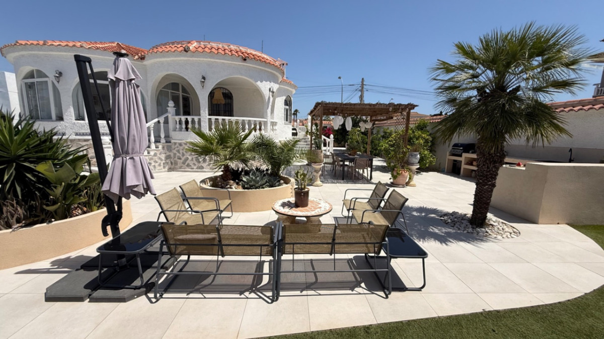 ShowFeedImage House – Detached Villa in Torrevieja