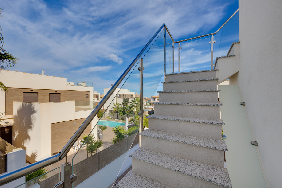 ShowFeedImage House – Detached Villa in Torrevieja