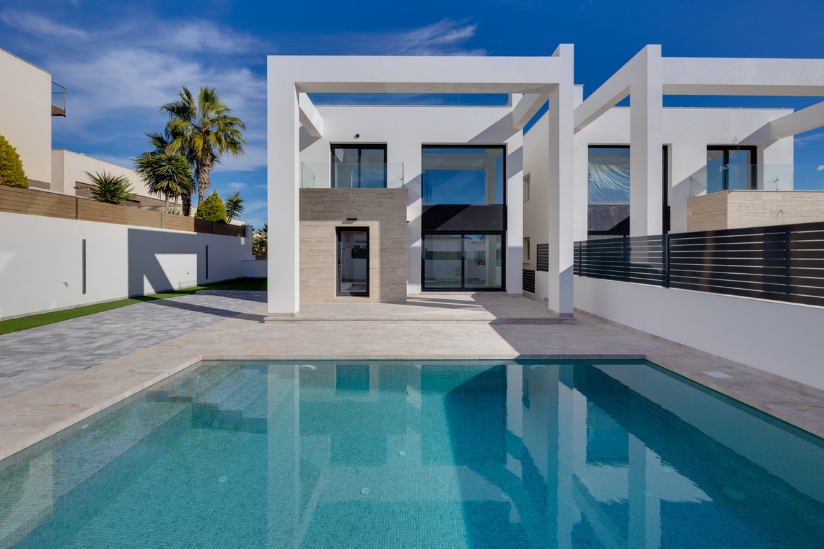ShowFeedImage House – Detached Villa in Torrevieja