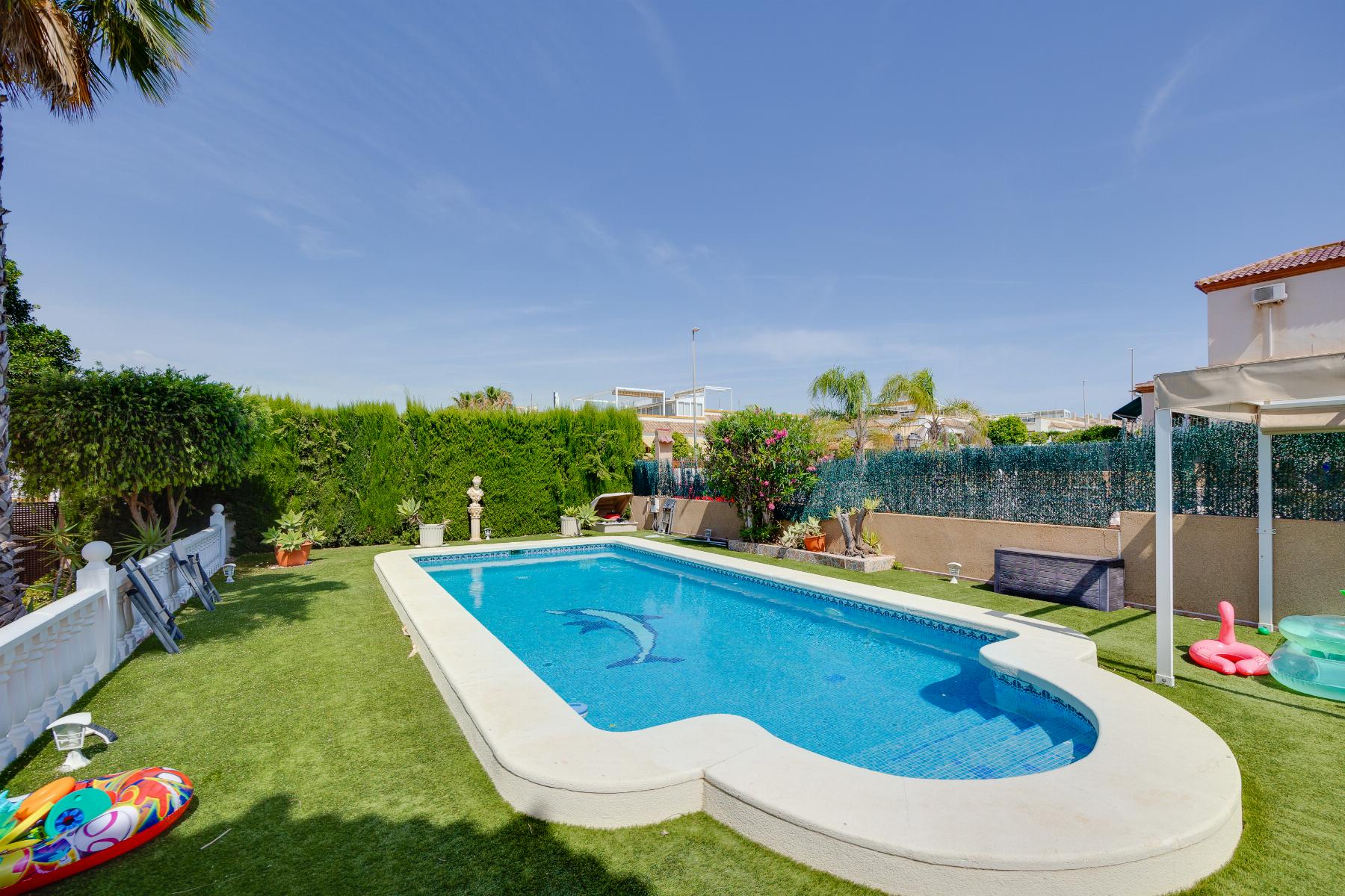 2273_c2ea9c584ac9bf64b79ff85f41bffb81 Chalet in LA MARINA, San Fulgencio